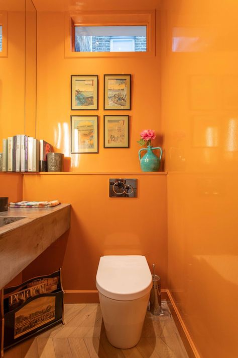 Glossy Bathroom, Small Powder Room Design, Bold Powder Room, Colorful Powder Room, Powder Room Modern, Powder Room Paint Colors, Black Powder Room, Powder Room Paint, Contemporary Powder Room