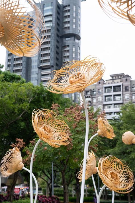 Garden Art Drawing, Bouquet Art, Bamboo Art, Flower Installation, Bamboo Crafts, Garden Art Sculptures Diy, Giant Flowers, Garden Art Sculptures, Art Installation