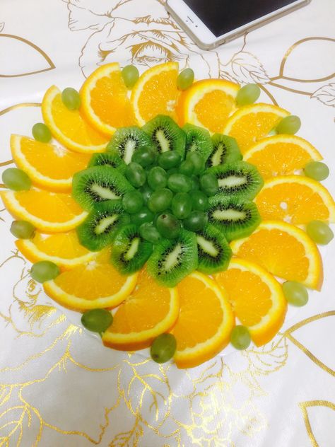 Fruit Tray Designs, Fruit Presentation, Fruits Art, Fruits Decoration, Fruit Platter Designs, Decorações Com Comidas, Fruit Displays, Amazing Food Decoration, Fruit And Vegetable Carving