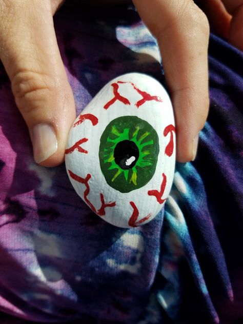 Eyeball rock painting by Ashley Jungferman Eyeball Rock Painting, Groovy Drawings, Halloween Rock Painting Ideas, Halloween Rock Painting, Painted Rock Ideas, Halloween Pumpkin Diy, Painted River Rocks, No Carve Pumpkin Decorating, Fun Costumes