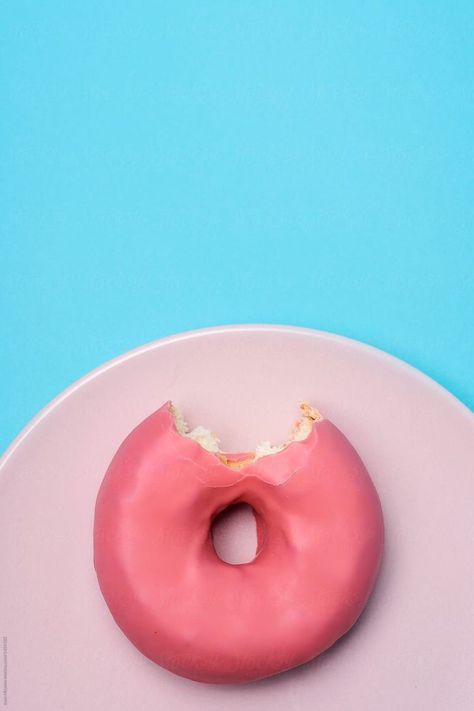 Doughnuts Photography, Dduk, I Phone Wallpaper, Donut Photos, Food Photography Dessert, Pink Donut, Food Art Photography, Food Photoshoot, Dessert Photography