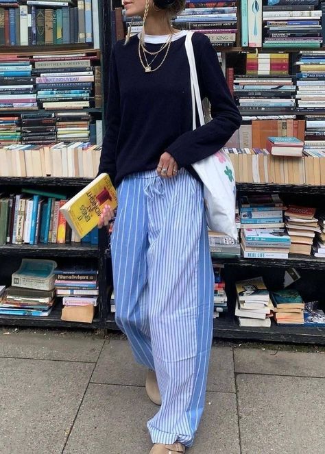 Scandinavian Fashion Summer, Striped Trousers Outfit, Fall Reset, Teaching Fits, Pijama Pants, Stripe Pants Outfit, Style Kendall Jenner, Twenties Style, Japan Outfits