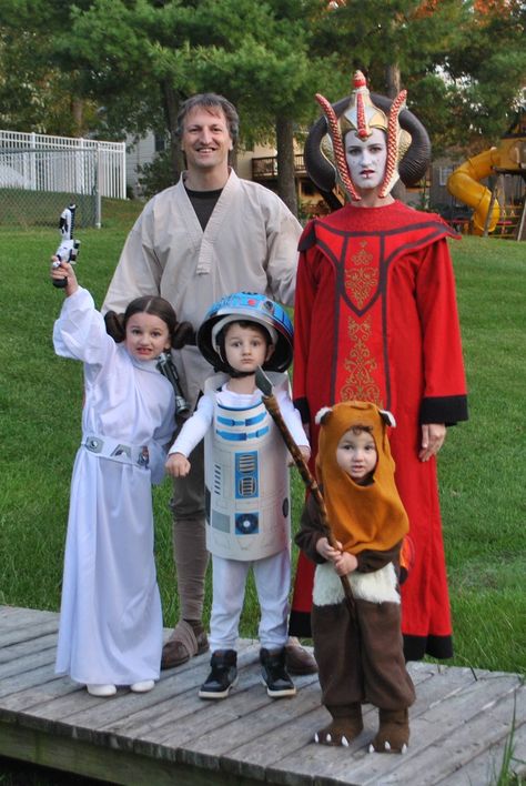 Star Wars Family Costume, Family Star Wars Costume Diy, Family Costumes Star Wars, Family Costumes Starwars, Family Star Wars Costume, Family Of 3 Star Wars Costume, Starwars Family Costumes Halloween, Starwars Family Costumes With Baby, Starwars Family Halloween