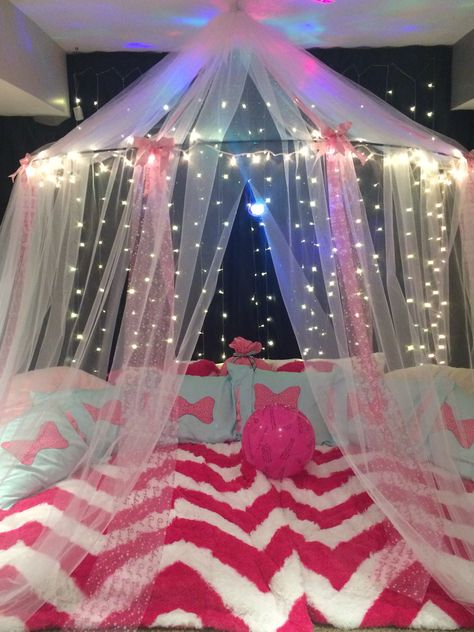 Birthday Sleepover Set Up Ideas, Slumber Party Games For Kids, Pijama Party Ideas Decoration, Giant Sleepover, Sleep Over Ideas For Girls Kids, Slumber Party Ideas For Girls Sleepover, Girls Slumber Party Ideas, Sleepover Set Up Ideas, Sleepover Setup