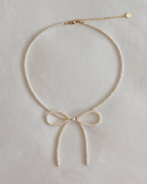 Pearl And Gold Beads Necklace, Beaded Ribbon Necklace, Coquette Pearl Necklace, Cute Girly Jewelry, Pearl Beaded Jewelry, Bow Necklace Diy, Sunscreen Perfume, Pearl Bow Necklace, Girly Necklace