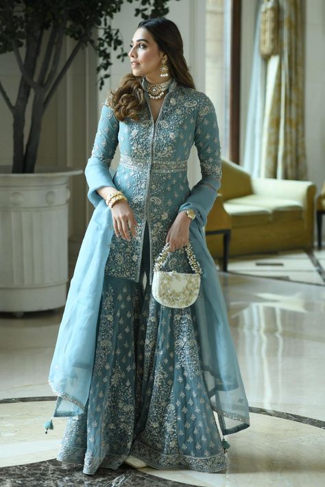 Gharara Designs, Sharara Designs, Kurta Sharara Set, Kurta Sharara, Pakistani Fancy Dresses, Salwar Kamiz, Indian Dresses Traditional, Traditional Indian Outfits, Beautiful Dress Designs