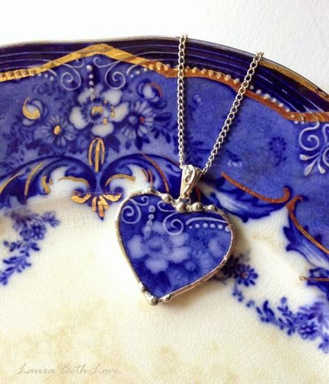 Broken China Jewelry Diy, Broken Pottery Jewelry, Broken China Crafts, Plate Jewelry, China Crafts, Journal Jewelry, Heirloom Jewelry, Diy Collier, Broken China Jewelry