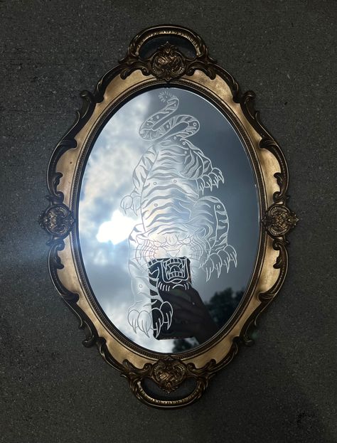 Flash design Tiger hand engraved on unique gold painted mirror made by Mimi Mirrors one of my all time favs!! Engraved Mirror Design, Etched Mirror Ideas, Mirror Etching Designs, Tattoo Mirror, Glass Etching Art, Mirror Engraving, Mirror Etching, Mirror Sculpture, Glass Carving