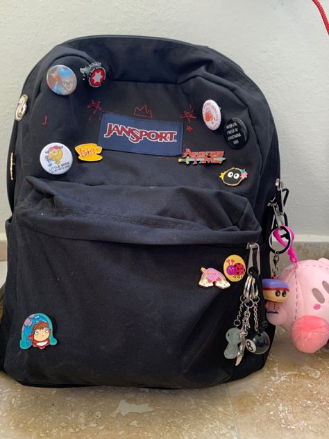 Decorated Jansport Backpack, Jansport Decoration Ideas, Jansport Bag With Pins, Black Backpack With Pins, Bagpack Decorating Ideas, Jansport Bag Aesthetic, Black Jansport Backpacks Aesthetic, Travel Backpack Aesthetic, Black Backpack Aesthetic