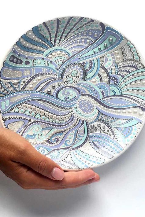 21 Decorative Plates - Ideas for Your DIY Projects Painted Plate Ideas Ceramics, Diy Plate Decorating, Art On Plates, Plate Painting Ideas Diy, Painted Plates Ideas, Decorative Plates Diy, Plate Painting Ideas, Ceramic Plates Art, Decorated Plates