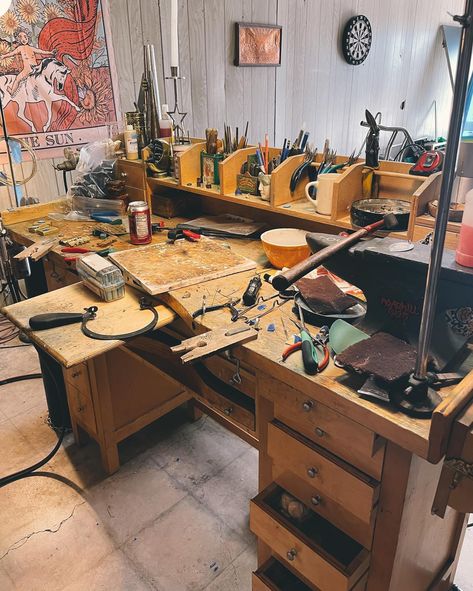 What my bench usually looks like vs how I would like it to be when I’m working🤣 I spend most of my time working looking for that tool I just had in my hand. #silversmith#workbench#metalsmithproblems Workbench Aesthetic, Silversmith Workbench, Silversmith Workshop, Dream Art Room, Jewelry Bench, Office Workspace, Leather Work, Dream Art, Workbench