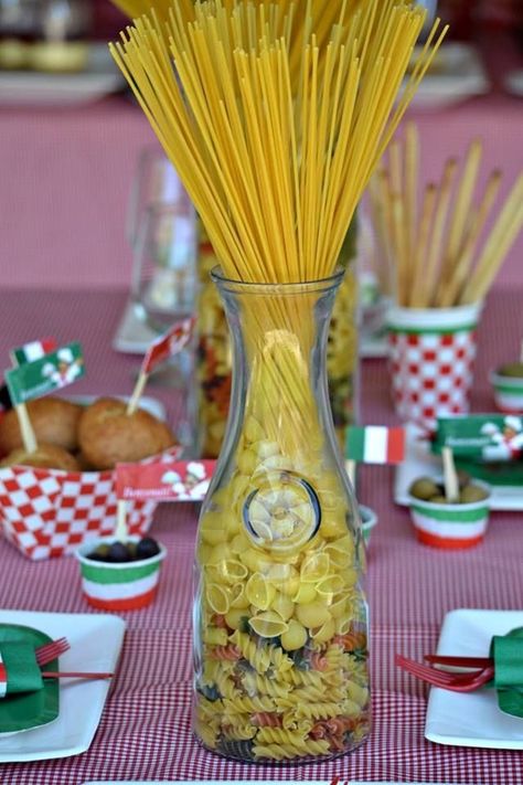 Italian Tea Party Decor, Italian Dinner Decorations Ideas, Italy Table Decorations, Pasta Dinner Party Decorations, Italy Theme Party Decoration, Italy Party Decor, Italian Themed Party Ideas, Italian Party Ideas Decorations, Italy Themed Party