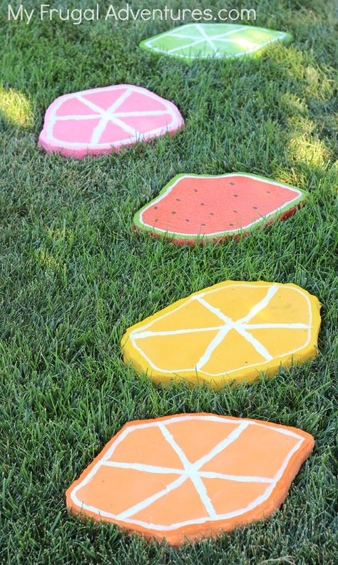 Painted Stepping Stones, Stepping Stones Diy, Garden Stepping Stones, Garden Decor Projects, Garden Steps, Stones Diy, School Garden, Backyard Playground, Outdoor Decor Backyard