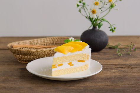 This traditional Thai mango cake recipe is fresh, fluffy and delicious. It starts with a shortcake that is filled and coated with whipped cream. Mango Shortcake, Cake Decorating Patterns, Bowling Cake, Thai Mango, Cake With Strawberries, Shortcake Cake, Fluffy Cake, Fruity Cake, Mango Cheesecake