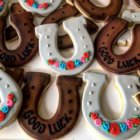 Horseshoe Decorated Cookies, Horse Shoe Cookies, Horse Cookies Decorated, Horseshoe Tournament, Horseshoe Cookies, Derby Food, Shoe Cookies, Bee Cookies, Cookies Decorated