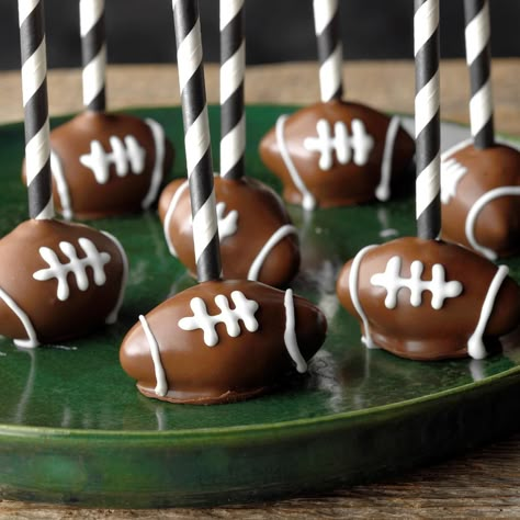 Cute Super Bowl Desserts, Desserts For Tailgating Football Parties, Super Bowl Party Treats, Football Sweet Charcuterie Board, Dessert Recipes For Football Party, Football Dessert Board, Superbowl Party Food Ideas Desserts 49ers, Fun Superbowl Desserts, Deserts For Superbowl