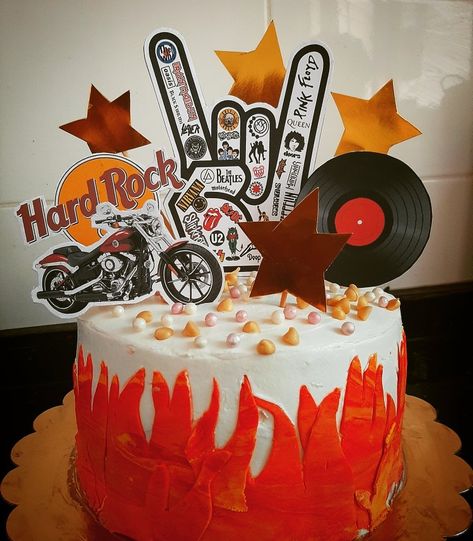 Torta rockera cubierta en crema decorada con llamas de fondant y toppers Baby Rock, Rock Baby, Alfredo, Cake Toppers, Fondant, Birthday Cake, Birthday Party, Dessert, Cake