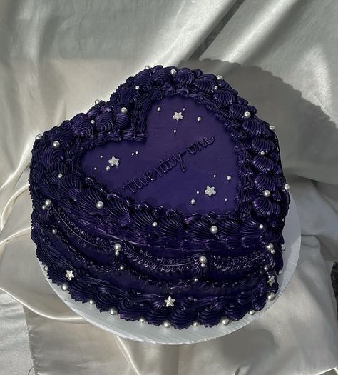 Gothic Birthday Cakes, How To Decorate Cakes, Birth Cakes, Gothic Cake, Purple Cakes Birthday, Vintage Birthday Cakes, 21st Cake, Purple Cakes, Heart Shaped Cakes