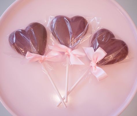 Chocolate Heart Lollypop, Valentines Day Valentines Day Lollipops, Chocolate Business, Heart Lollipops, Lollipop Bouquet, Chocolate Lollies, Homemade Chocolate Bars, Bolo Fit, Valentines Day Chocolates, Galentines Party