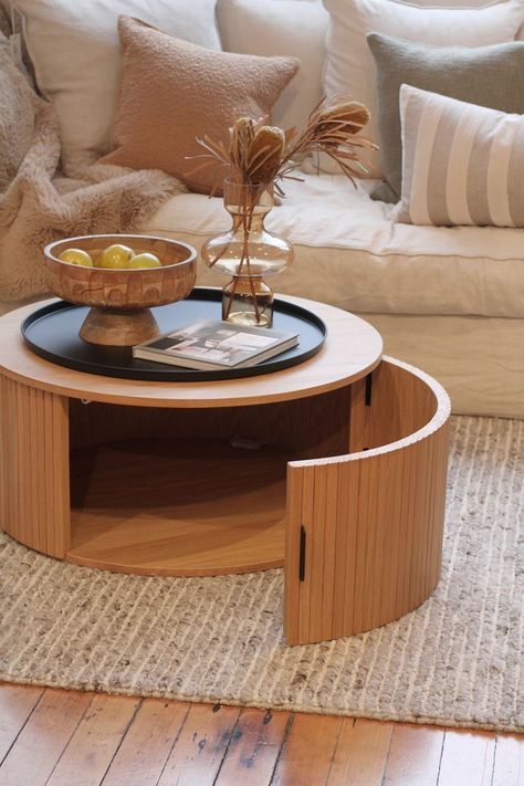 Minimal Coffee Table Decor, Round Living Room Table, Round Coffee Table Living Room, Circle Coffee Tables, Center Table Living Room, Round Living Room, Table Decor Living Room, Storing Books, Coffee Table Farmhouse