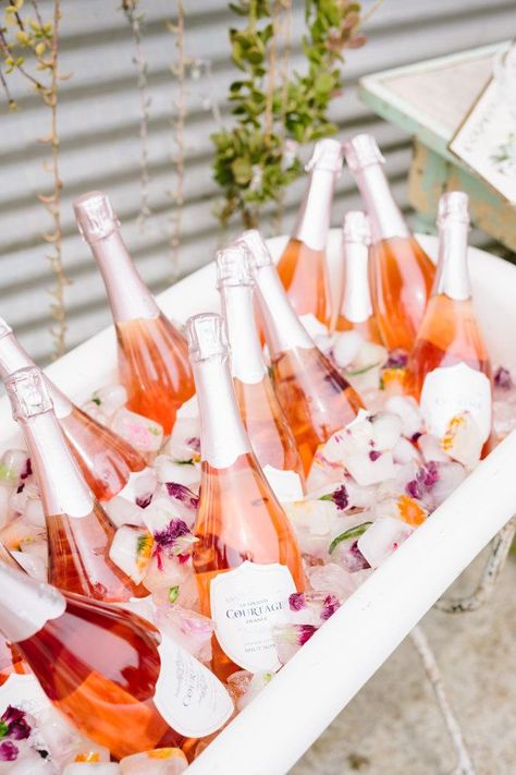 Gorgeous way to chill beverages! Sunset Soiree, Flower Ice Cubes, Conference Ideas, Beauty Events, Brunch Event, Funny Vine, Fest Temaer, Flower Ice, Garden Bridal Showers