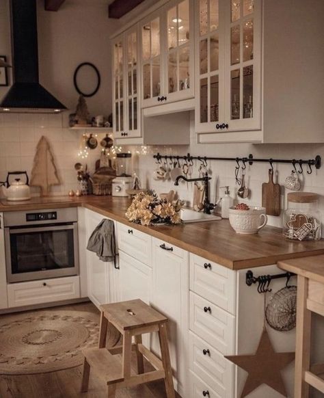 Earth Tones Kitchen, Beige Bedroom Decor, Casa Clean, Cosy Kitchen, Boho Kitchen, Apartment Kitchen, Dream House Decor, Beautiful Kitchens, Rustic Kitchen