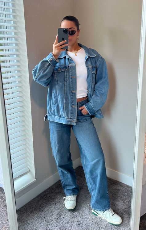 Denim On Denim Aesthetic Outfit, Matching Jeans And Jacket, Denim Jacket Fits Aesthetic, Outfits With Jean Jacket Aesthetic, Large Denim Jacket Outfit, All Demin Outfits, Denim Om Denim Outfit, Outfit Jean Bleu Clair, Outfit Jeans Bleu