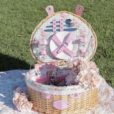 Picnic Inspiration, Picnic Baskets, Picnic Date, Picnic Ideas, The Embrace, Tea For Two, Picnic Party, Gingham Check, Date Ideas