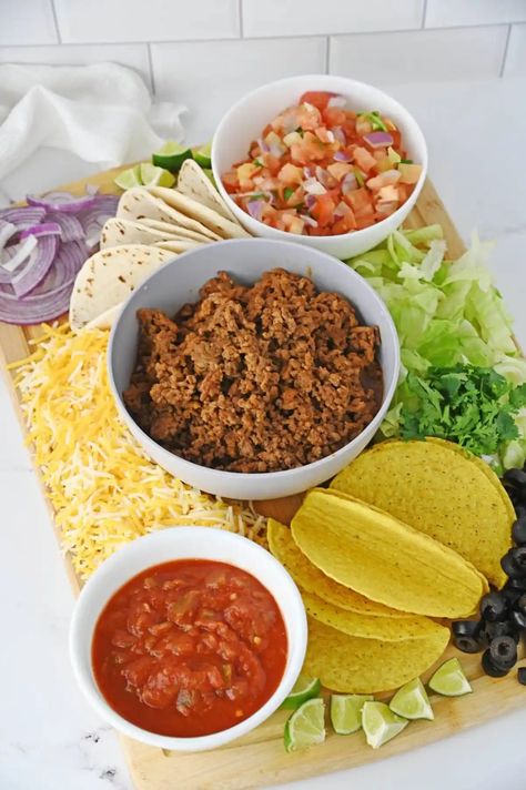 Tacos Board Ideas, Charcootery Board, Taco Tuesday Date Night At Home, Tacos Charcuterie Board, Taco Boards For Parties, Taco Platter Ideas, Taco Board Ideas, Taco Charcuterie Board Ideas, Snack Board Party