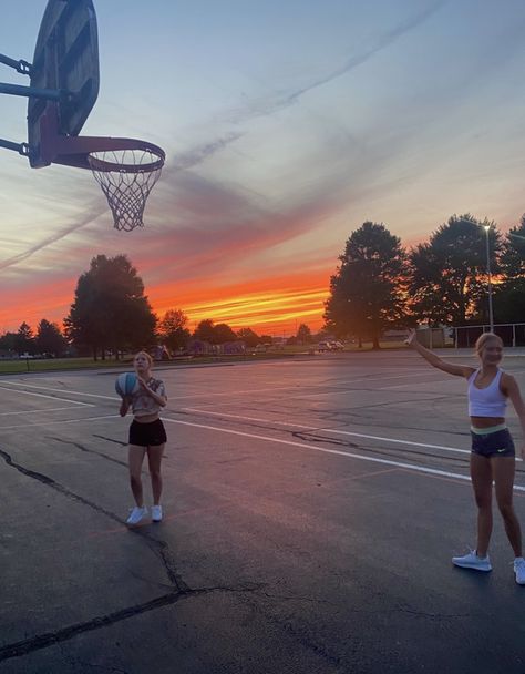 Basketball Pics Aesthetic, Aesthetic Basketball Photos, Basketball Aesthetic Pictures, Basketball Games Aesthetic, Summer Basketball Aesthetic, Basketball Girls Aesthetic, College Basketball Aesthetic, Girl Basketball Aesthetic, Sports Girl Aesthetic