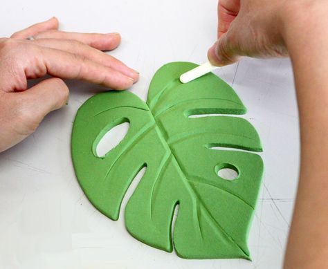 Make lots of plumeria and monstera leaves and have fun decorating! Description… Fondant Leaves, Craft Ideas Paper, Hanging Craft Ideas, Making Fondant, Dinosaur Birthday Cakes, Safari Cakes, Fondant Animals, Hanging Craft, Paper Wall Hanging