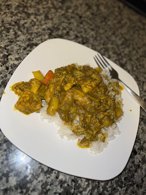 This is my all time favorite meal i can eat curry chicken everyday Curry Chicken Aesthetic, Chicken With White Rice, Chicken Pictures, Caribbean Food, Airplane Window, How To Cook Rice, Caribbean Recipes, Meal Prep For The Week, White Rice