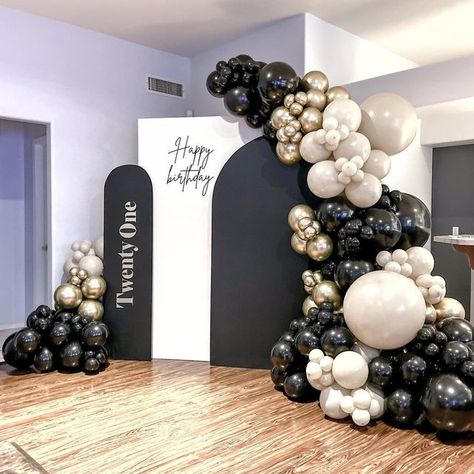 Festa Rock Roll, 21st Birthday Themes, Black And White Balloons, Black Party Decorations, White Party Decorations, Black And Gold Balloons, Graduation Backdrop, Gold Party Decorations, Graduation Balloons