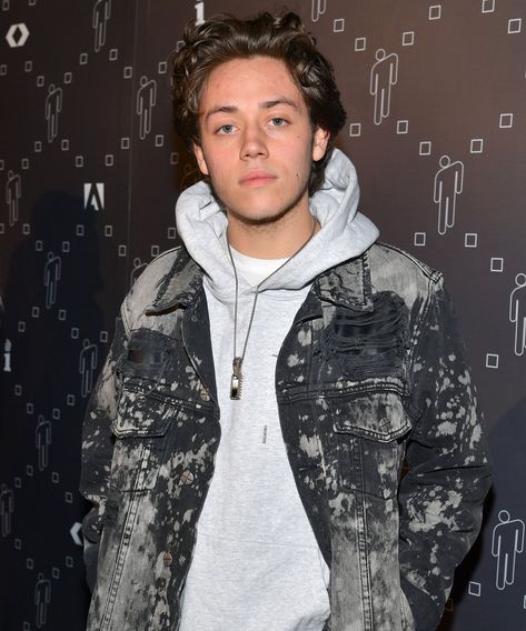 Who’s Back For Shameless’ Last Hurrah In Season 11 #refinery29 https://www.refinery29.com/en-ca/2020/12/10214769/shameless-season-11-returning-cast#slide-5 Ethan Cutkosky, Wall, White