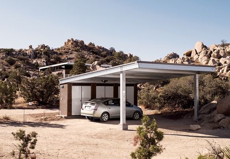 Though it's sometimes looked down upon as a dowdy counterpart to its enclosed cousin, the garage, the carport is a functional and—as these examples from Dwell's archives suggest—often elegant touch that complements a modern house. Wood Carport Kits, Wood Carport, Carport Storage, Cottagecore Modern, Modern Carport, Carport Kits, Carport Ideas, Modern Exteriors, Car Ports