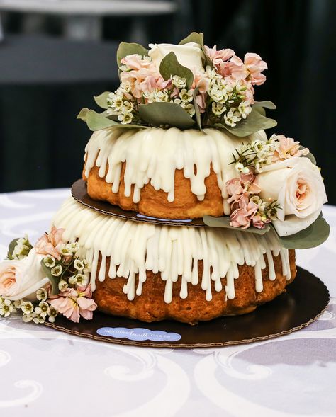 You're pretty cool, so let your choice of wedding cake reflect your down to earth and relaxed vibe. Angel Food Wedding Cake, Wedding Bundt Cake Ideas, Bundt Cake Wedding Display, Red Birthday Cakes, Nothing Bundt, Nothing Bundt Cakes, Mini Bundt, Cake Boutique, Brides Cake