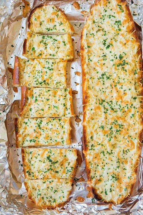 Cheesy Garlic Bread Recipe, Make Garlic Bread, Homemade Garlic Bread, Garlic Cheese Bread, Garlic Bread Recipe, Cheesy Garlic Bread, Cheesy Bread, God Mat, Cooking Classy