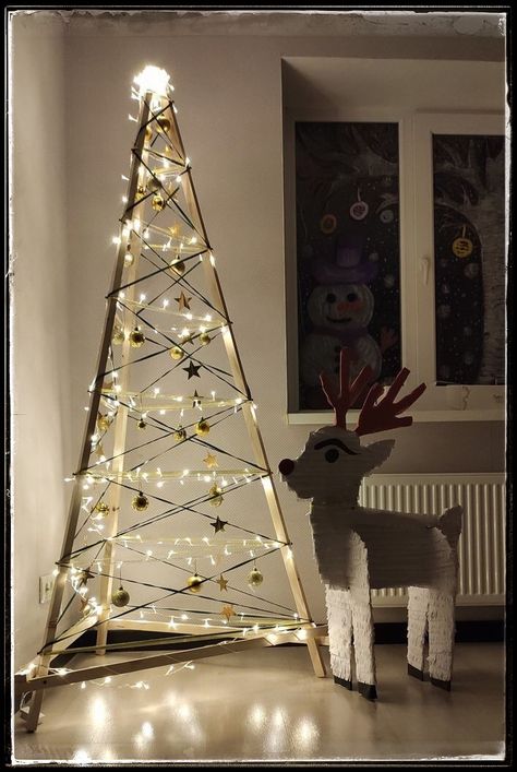 Home Made Christmas Tree, Xmas Tree Diy, Gold And White Christmas, Easy Christmas Tree, Homemade Christmas Tree, Christmas Tree Decorating Ideas, White Christmas Tree Ideas, Tree Decorating Ideas, Wall Christmas Tree