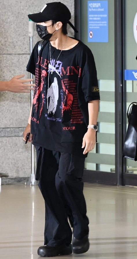 Wooyoung Style Outfit, Wooyoung Airport Fashion, Kpop Male Outfits, Ateez Airport Fashion, Wooyoung Outfit, Wooyoung Airport, Ateez Pictures, Ateez Fashion, Outfits For School Casual