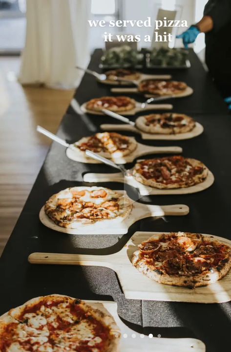 Pizza Catering Display, Italian Wedding Dinner Ideas, Wedding Food Pizza, Elegant Pizza Party Decor, Pizza Table Display, Pizza At Wedding Reception, Pizza Buffet Wedding, Wedding Reception Pizza, Rehearsal Dinner Ideas Food