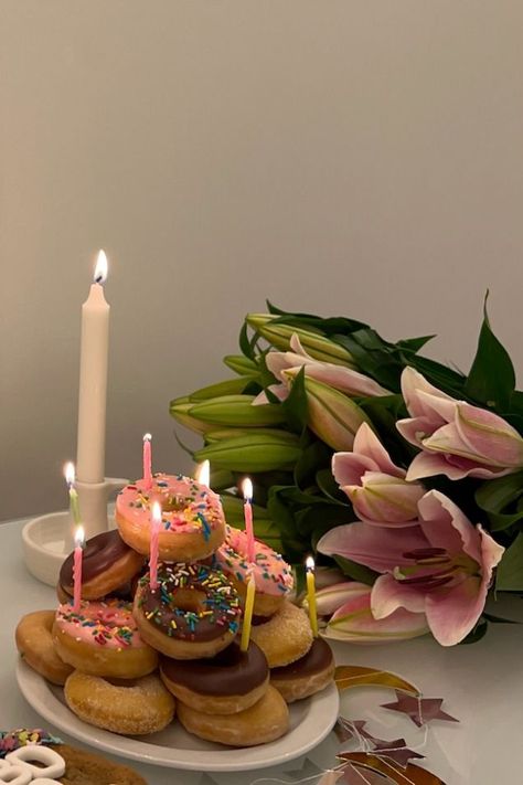 Happy Birthday Donut, Happy Anniversary Gift, Chocolate Friends, Donut Candles, Donut Tower, Candles Birthday, 25th Birthday Parties, Birthday Donuts, Happy Birthday Cake Images