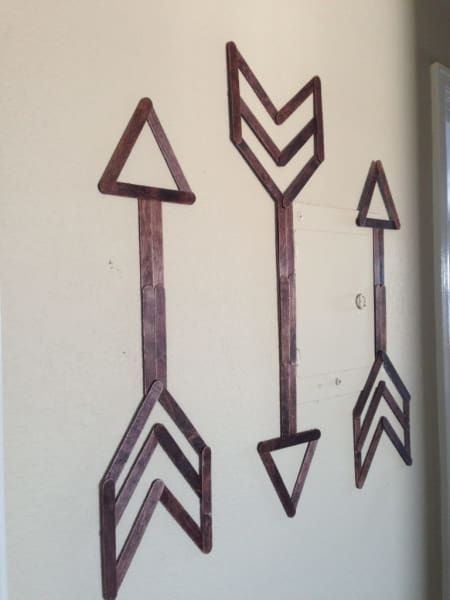 arrow wall art Pop Stick Wall Decor, Wall Decor Crafts Bedroom, Popsicle Stick Diy Decor, Paint Stick Crafts Diy Projects Wall Art, What To Make Out Of Popsicle Sticks, Popsicle Stick Decor Diy, Pop Cycle Stick Crafts, Diy Popsicle Stick Crafts Wall Art, Things To Do With Popsicle Sticks