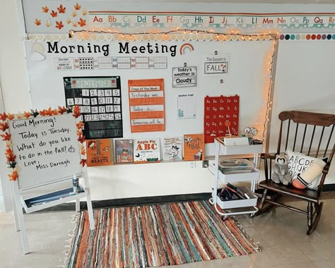 Carpet Area In Classroom, Classroom Gallery Wall Ideas, Cozy Kindergarten Classroom, Teacher Space In Classroom, Kindergarten Classroom Set Up, Tk Classroom Set Up, Teacher Corner Ideas Classroom, Third Grade Classroom Setup, Preschool Classroom Set Up