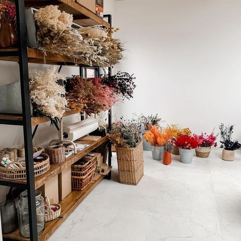 Florist Home Studio, Flower Workshop Studio, Floral Studio Work Spaces, Florist Studio Workspace, Workshop Shelves, Sonic Bloom, Florist Studio, Atelier Art, Cut Flower Farm