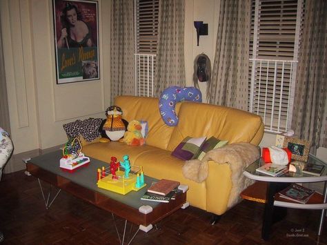 Joey's living room Apartment Empty, Messy Living Room, Friends Eating, 90s Home Decor, Chandler Friends, Friends Apartment, 90s Home, Film Crew, Friends Cast