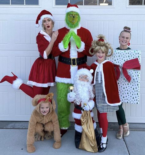 Grinch Family Photos, Grinch Group Costume, The Grinch Family Costumes, Grinch Family Costume, Group Christmas Costumes, Grinch Photo Shoot, Grinch Halloween Costume, Whoville Party, Diy Elf Costume