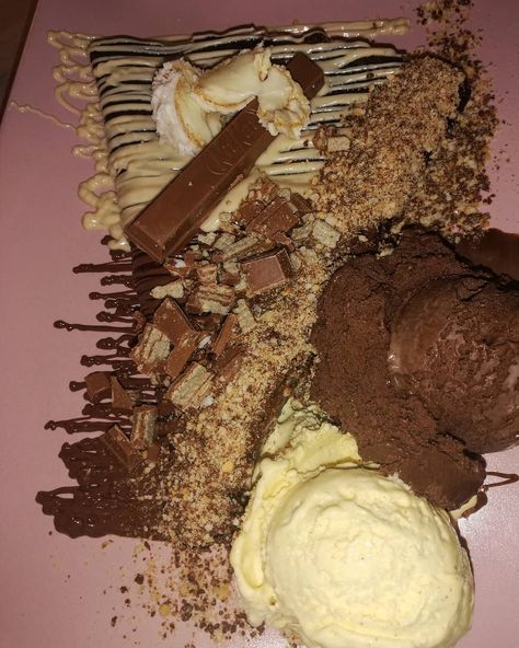 Nutelino bar on Instagram: “Only the best for our guests 🍫🍩🍫🍩🍫🍩 . . #nutelinobar #nutella #linolada #icecream #vanilla #chocolatepancakes #deliciousfood #goodfood…” Sweet Crepes, Unhealthy Snacks, Food Wishes, Food Babe, Mouth Watering Food, Food Is Fuel, Yummy Sweets, Dessert Drinks, Food Obsession