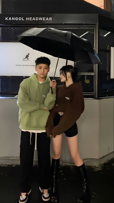 Tomboy Couples Love, Uzzlang Girl And Boy, Tomboy And Girly Girl Best Friends, Fotbar Ullzang Couples Kiss, Ulzzang Friends Boy And Girl, Ullzang 2 Girl 1 Boy, Ulzzang Short Hair, Baby Gril, Walmart Funny