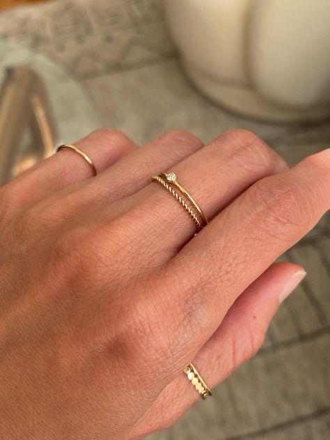 these are stackable dainty gold rings that are great to stack and layer with other gold rings. Simple Ring Ideas, Minimalist Ring Stack, How To Wear Rings Ideas, Simple Ring Stack, Minimalist Rings Stacking, Stacking Rings Ideas, Daily Rings, Ring Styling, Stacking Rings Gold