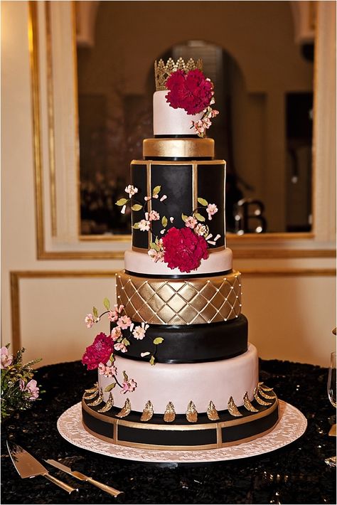 Wedding Cake Baroque, Pink And Black Wedding Cake, Black And Gold Wedding Cake, Pink Gold Wedding Cake, Chateau Cocomar, Birthday Cake Black, School Boyfriend, Pink Black Weddings, Graduating College